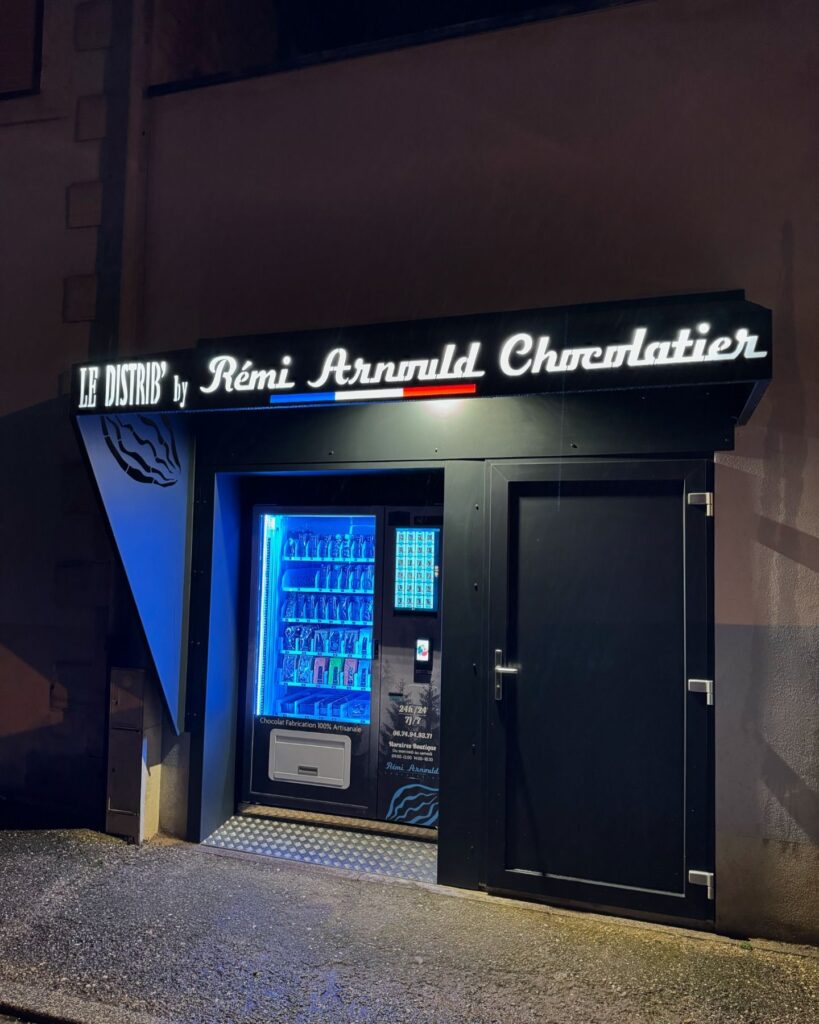 Rémi Arnould - Chocolatier Distributeur connecté réfrigéré équipé d'un élévateur avec système poussoirs et spirales